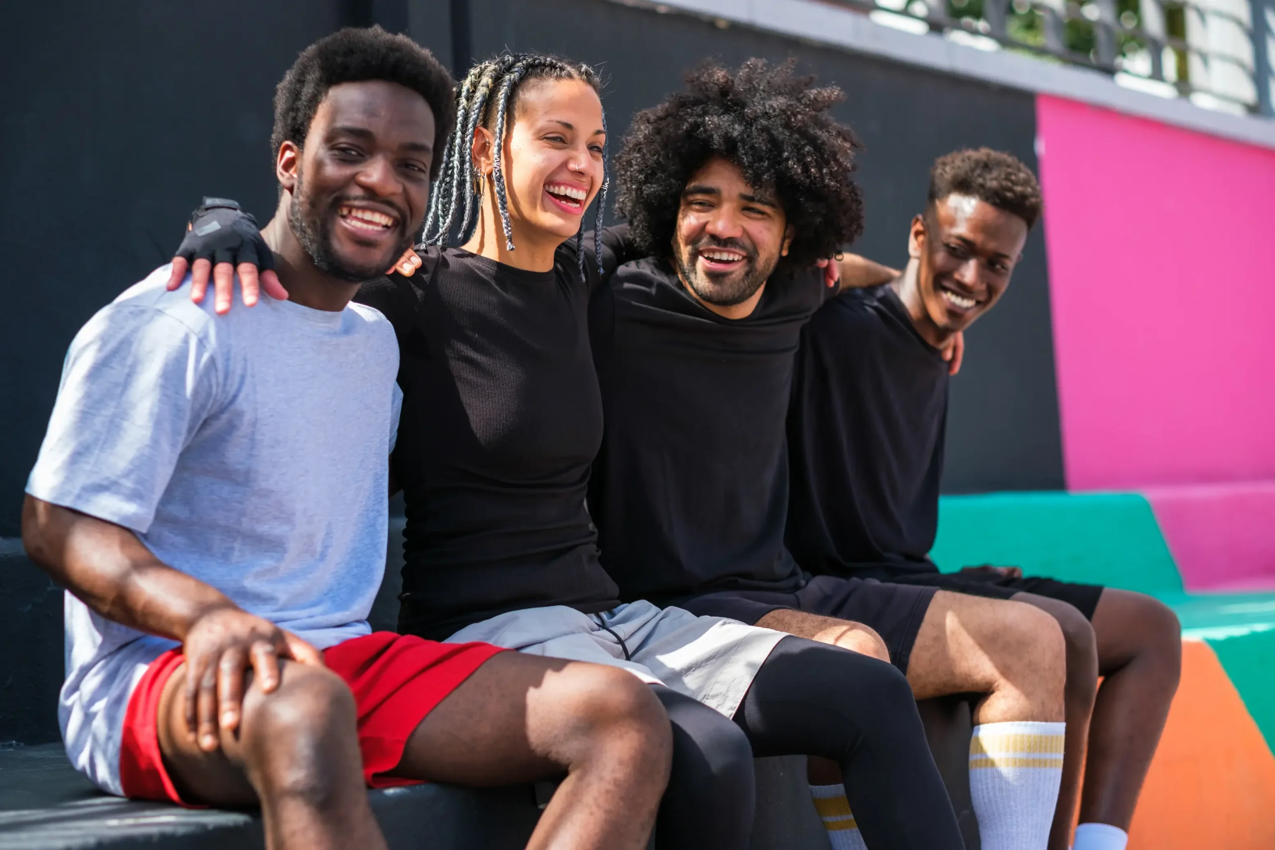 Actiefoto van een aantal leden van een sportvereniging op de sportclub