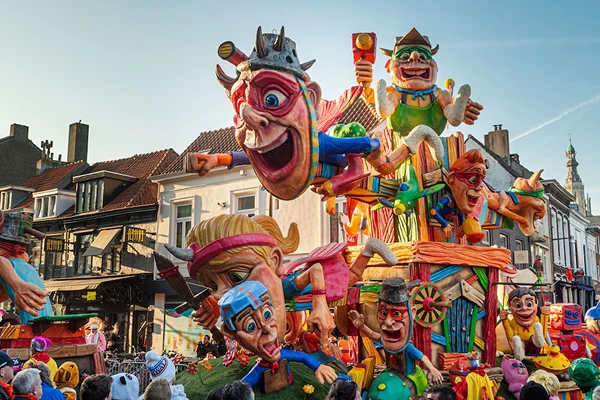 Actiefoto van een carnavalsvereniging tijdens een optocht