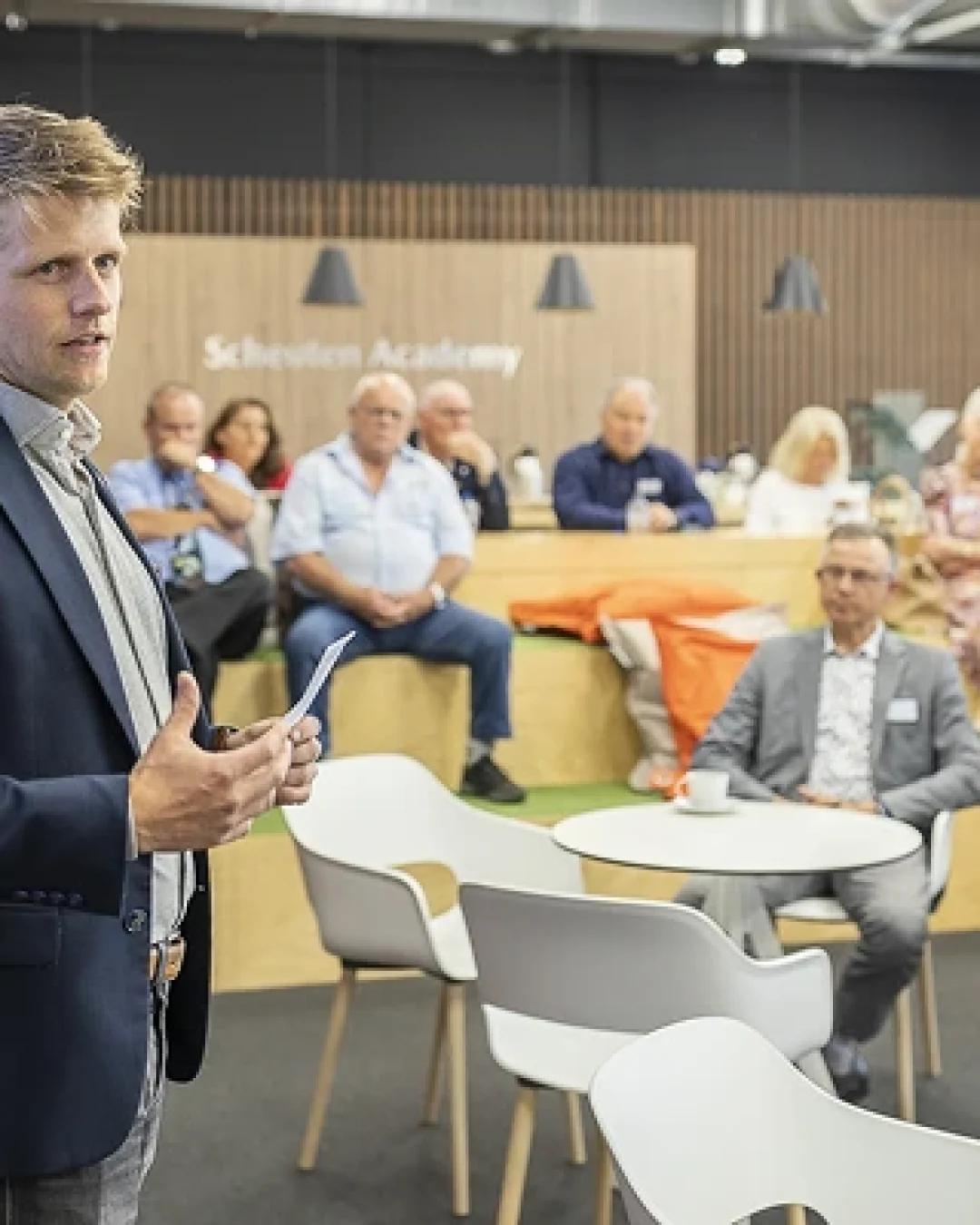 Actiefoto van een businessclub tijdens een bijeenkomst