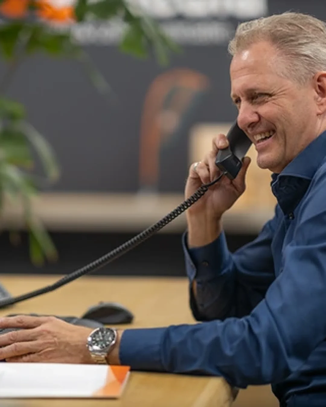 Foto op kantoor van medewerker die via de telefoon support biedt aan klanten van 4planning